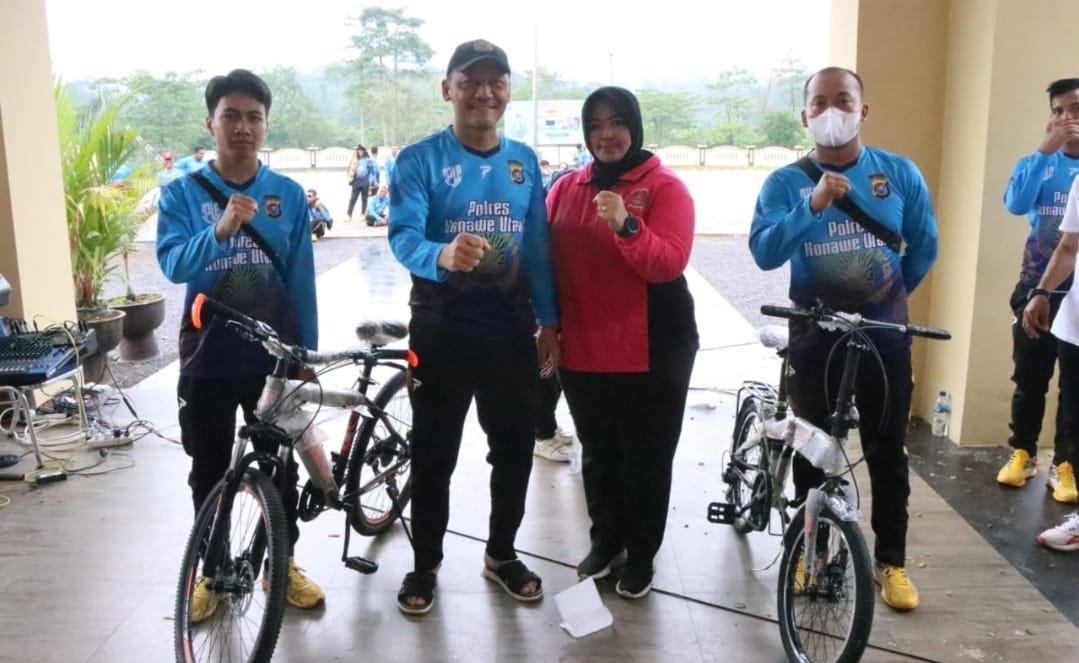 Kapolres AKBP Priyo Utomo, S.H., S.I.K bersama Ketua Bhayangkari Cabang Ny. Rosana Priyo Utomo (Tengah). 