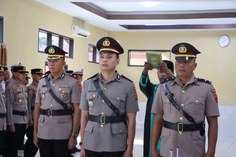 Berdiri dari kiri ke kanan, Kompol Ilham, AKP Firmansyah, IPDA Ronny. 